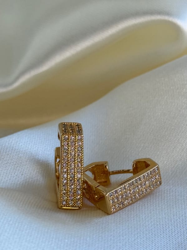 Argola Retangular Luxo Cravejada