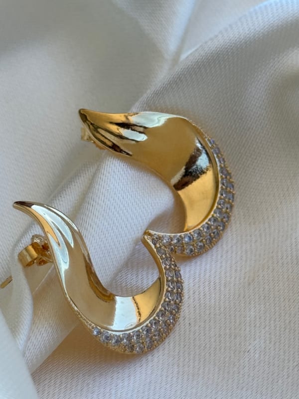 Brinco Meia-Lua Dourado com Zircônias