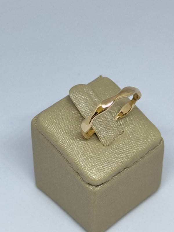 Anel Dourado Torcido Elegante