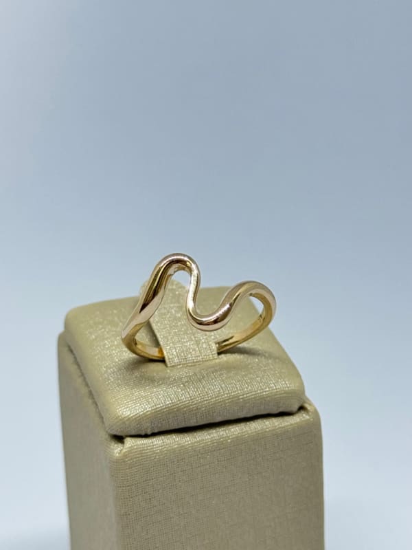 Anel Dourado Ondulado Minimalista