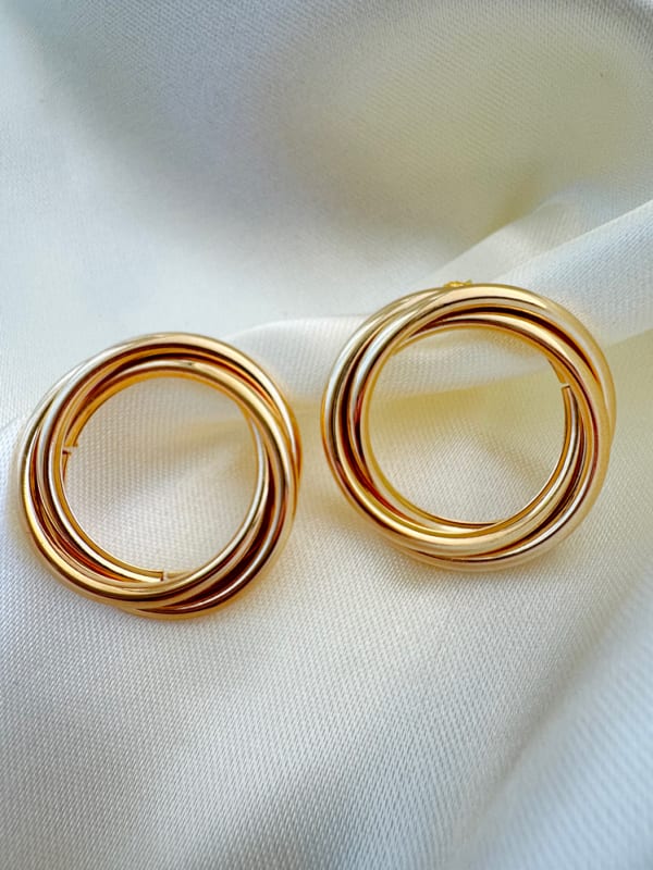 Brinco Círculo Entrelaçado Dourado