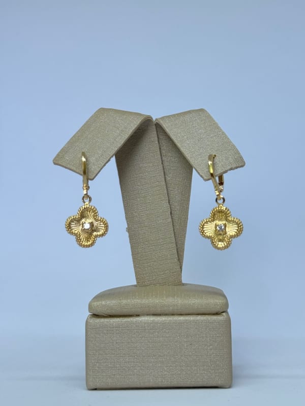 Brinco trevo dourado
