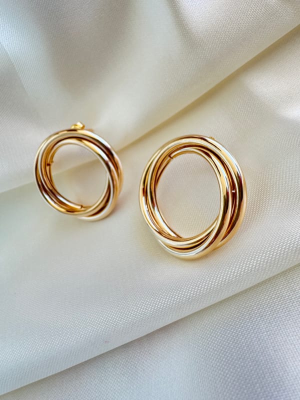 Brinco Círculo Entrelaçado Dourado